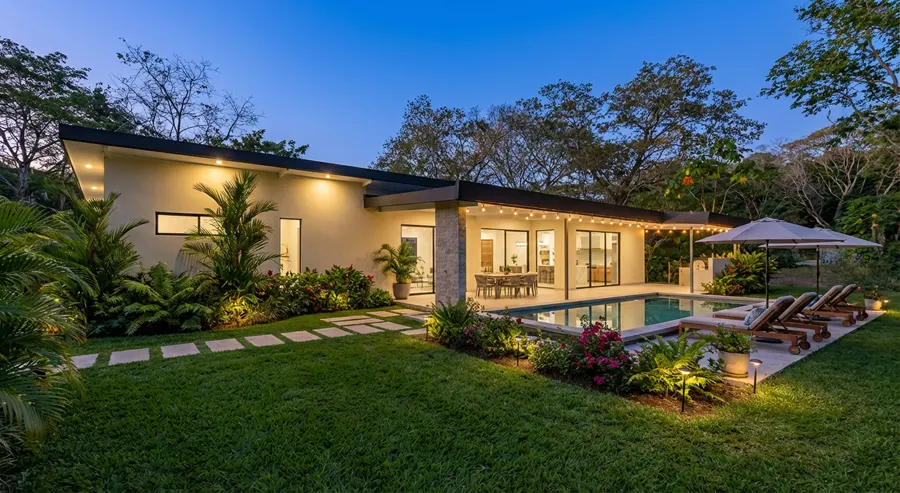 Villa Casa Valley en Playa Venao al atardecer, con piscina privada iluminada y jardín