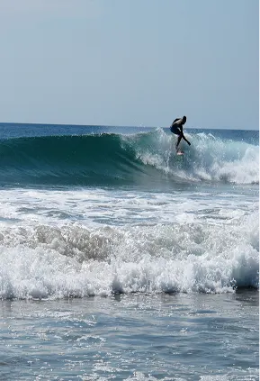 Surfista en una ola en la costa de Azuero, cerca de Playa Venao