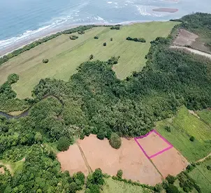 Vista aérea de la finca de Vista Verde delimitada, cerca de la costa